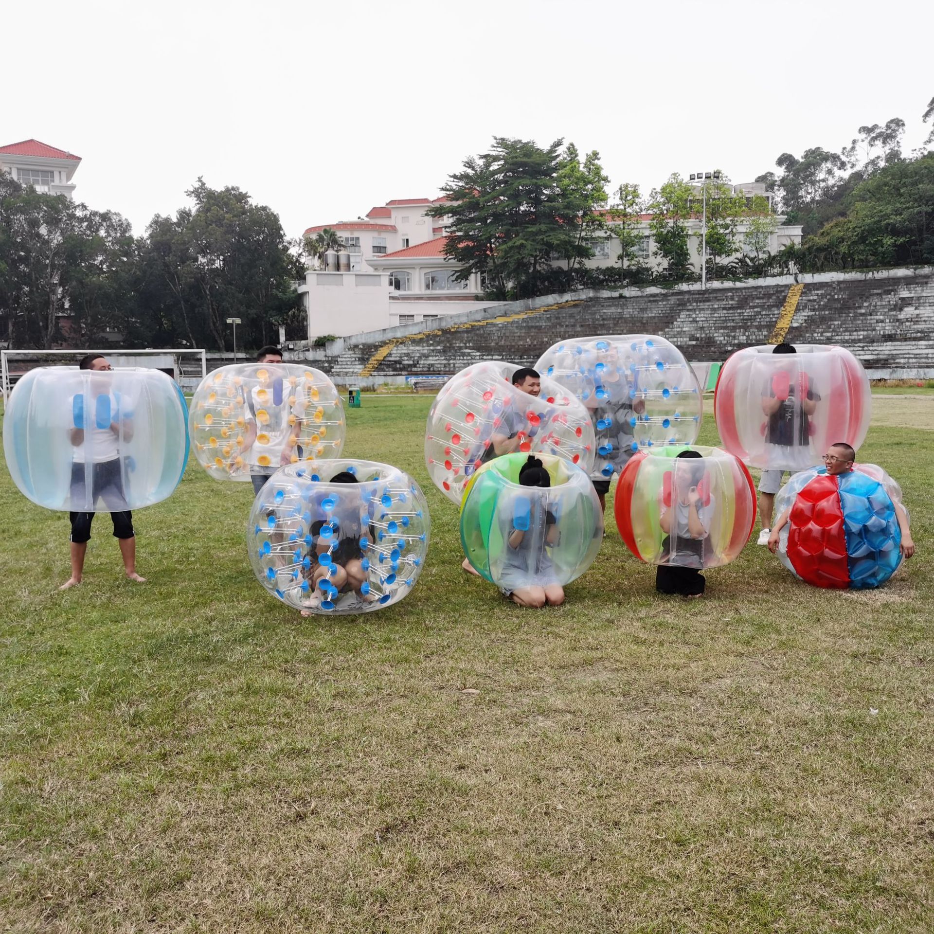 Juegos divertidos accesorios de bolas de choque inflables bolas de choque de hierba juguetes de bolas de amortiguación de sumo inflables bolas de burbujas