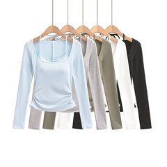 ギャルは胸パッドを持っています。長袖のボトムシャツを二枚持っています。