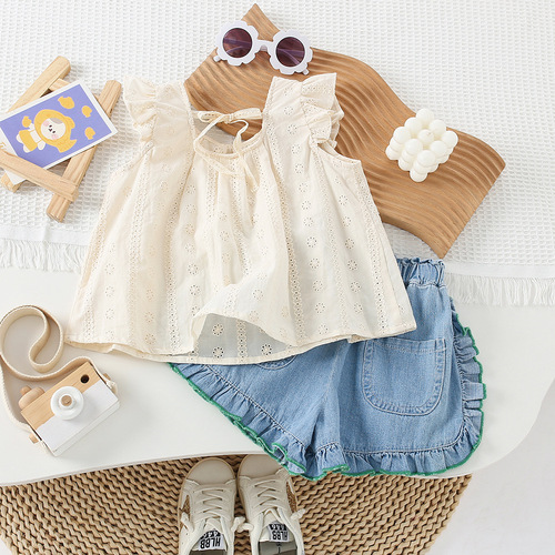 Soft denim shorts with floral details for summer, versatile and breathable, suitable for girls' summer hot pants.