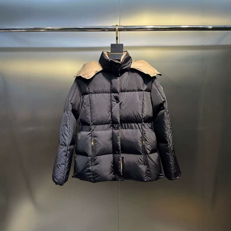 Black and gold color-blocked shiny short down jacket with detachable khaki hood, thickened with white duck down for warmth Black and gold color-blocked shiny short down jacket with detachable khaki hood, thickened with white duck down for warmth