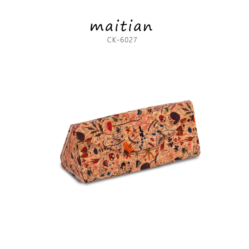 Bohemian Style Cork Glasses Case Made of Wood on the Inside and Bark on the Outside, a Travel Souvenir with High Aesthetic Value and Pressure-Resistant Storage Bohemian Style Cork Glasses Case Made of Wood on the Inside and Bark on the Outside, a Travel Souvenir with High Aesthetic Value and Pressure-Resistant Storage