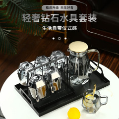 軽くて豪華な風のグラスの家庭用セットの高い顔の値の客間は水のコップを飲んで高温に耐えます。