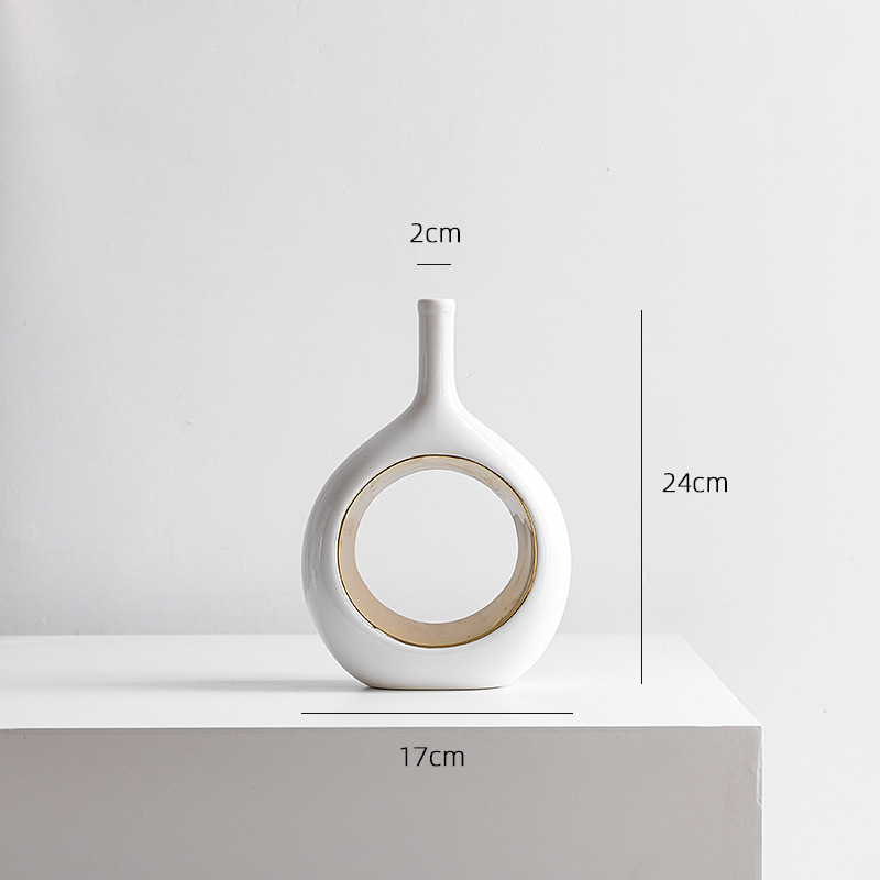 금색 내부와 흰색 외부가 있는 짧은 꽃병