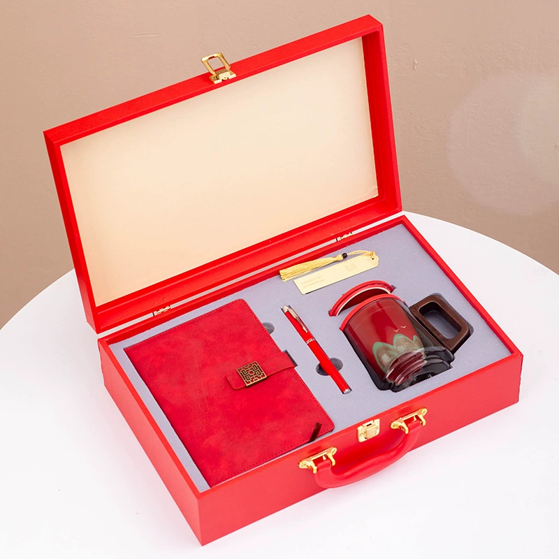 Компания проводит мероприятия, делает подарки клиентам, деловые подарки, подарки на конференции, сувениры на юбилей школы для выпускников.