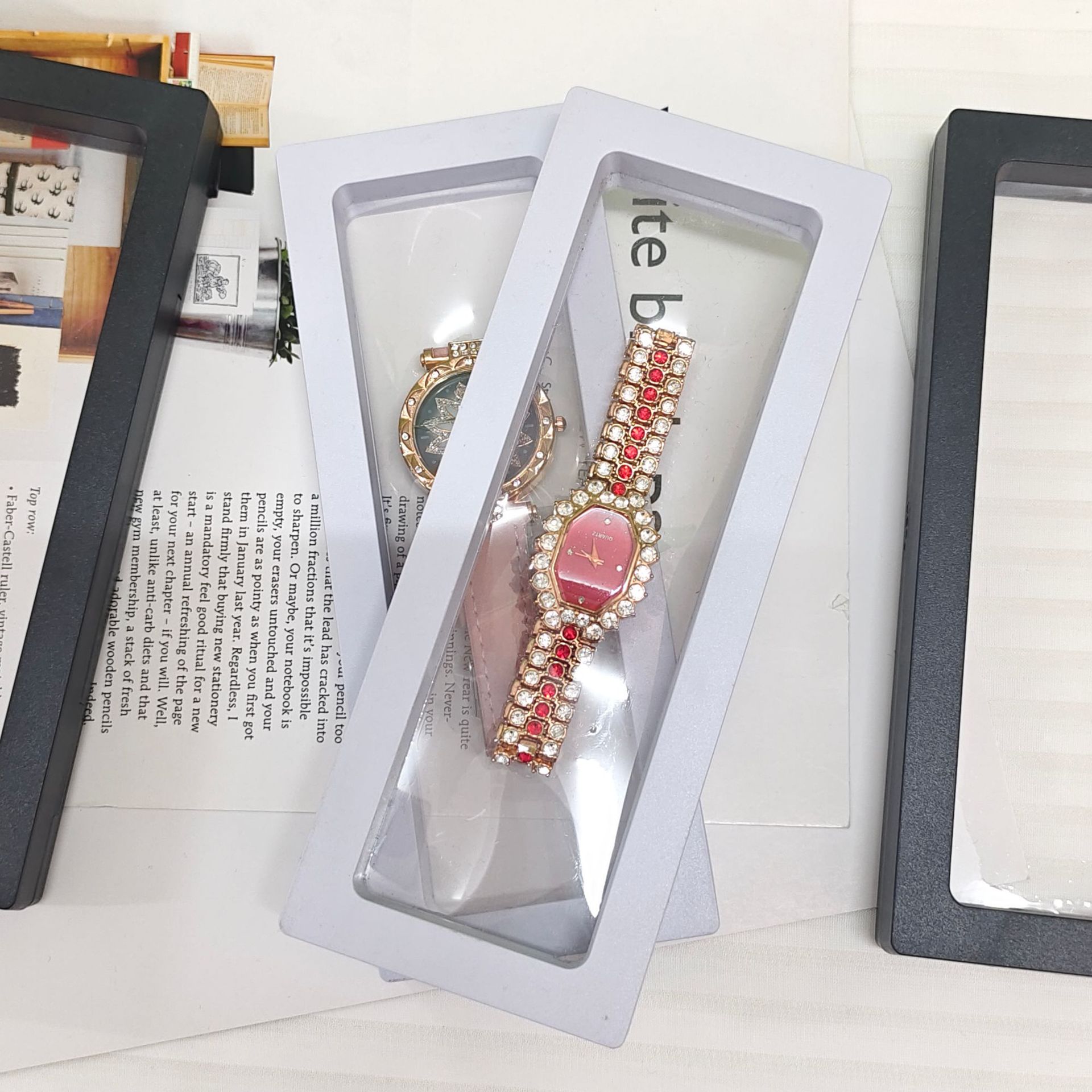 Transparent and Clear Display Film Box Suspension Box for Girls' Small Watches and Watches for Convenient Storage and Retrieval Display Box
