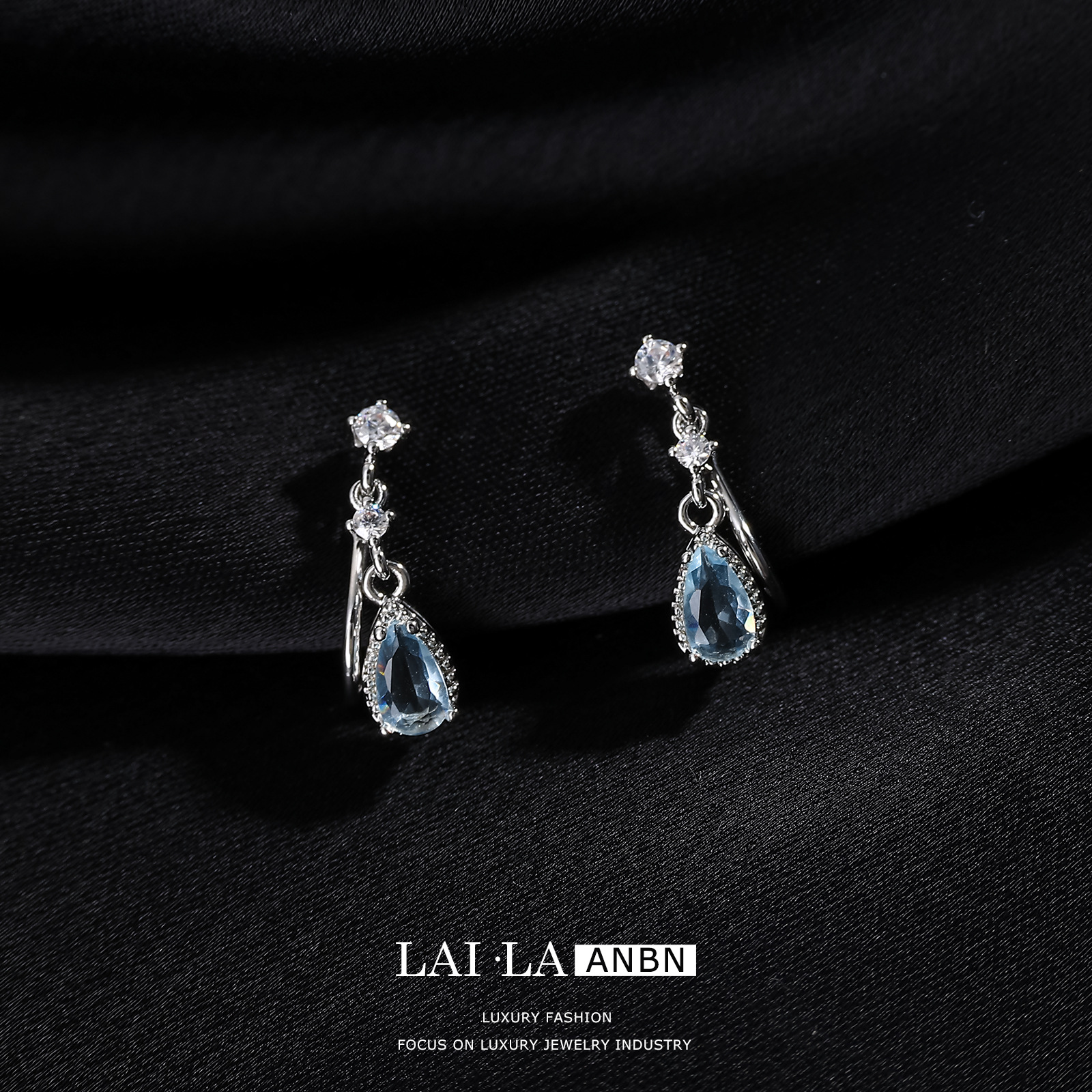 Walden Lake mosquito bobina clip de oreja hembra sin oreja azul claro pendientes de gota de agua temperamento mini pendientes al por mayor