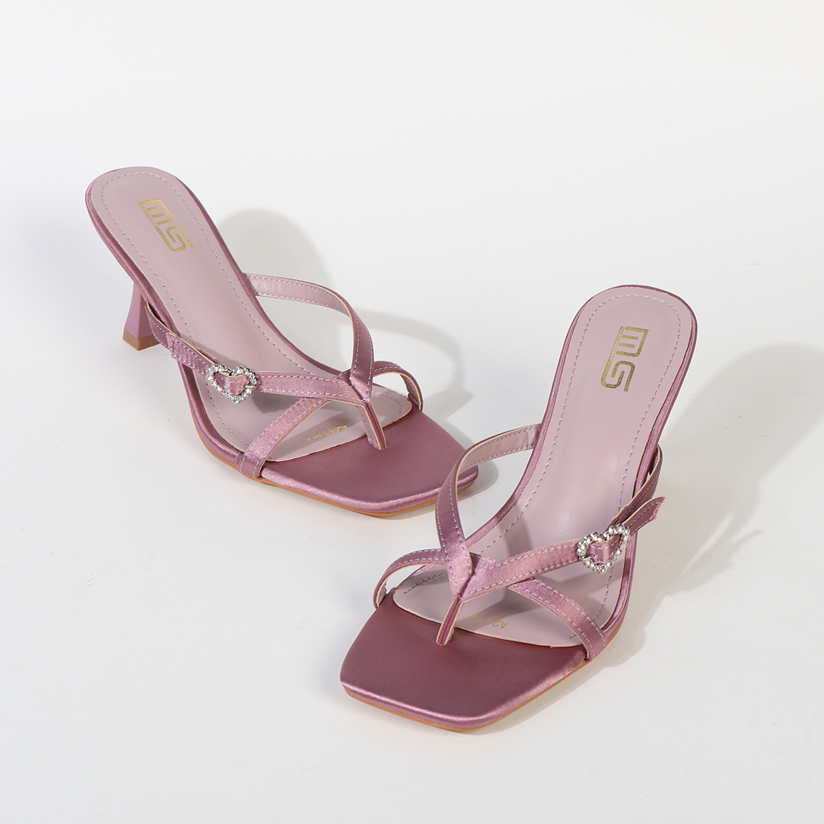 Nuevos productos transfronterizos de otoño e invierno 2024 zapatos de mujer con hebillas negras en forma de corazón y tirantes de tacones altos para gatitos con sandalias frías en los dedos de los pies