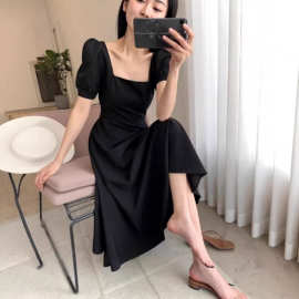 黑色连衣裙女夏2026新款法式复古方领收腰显瘦气质赫本风长款裙子
