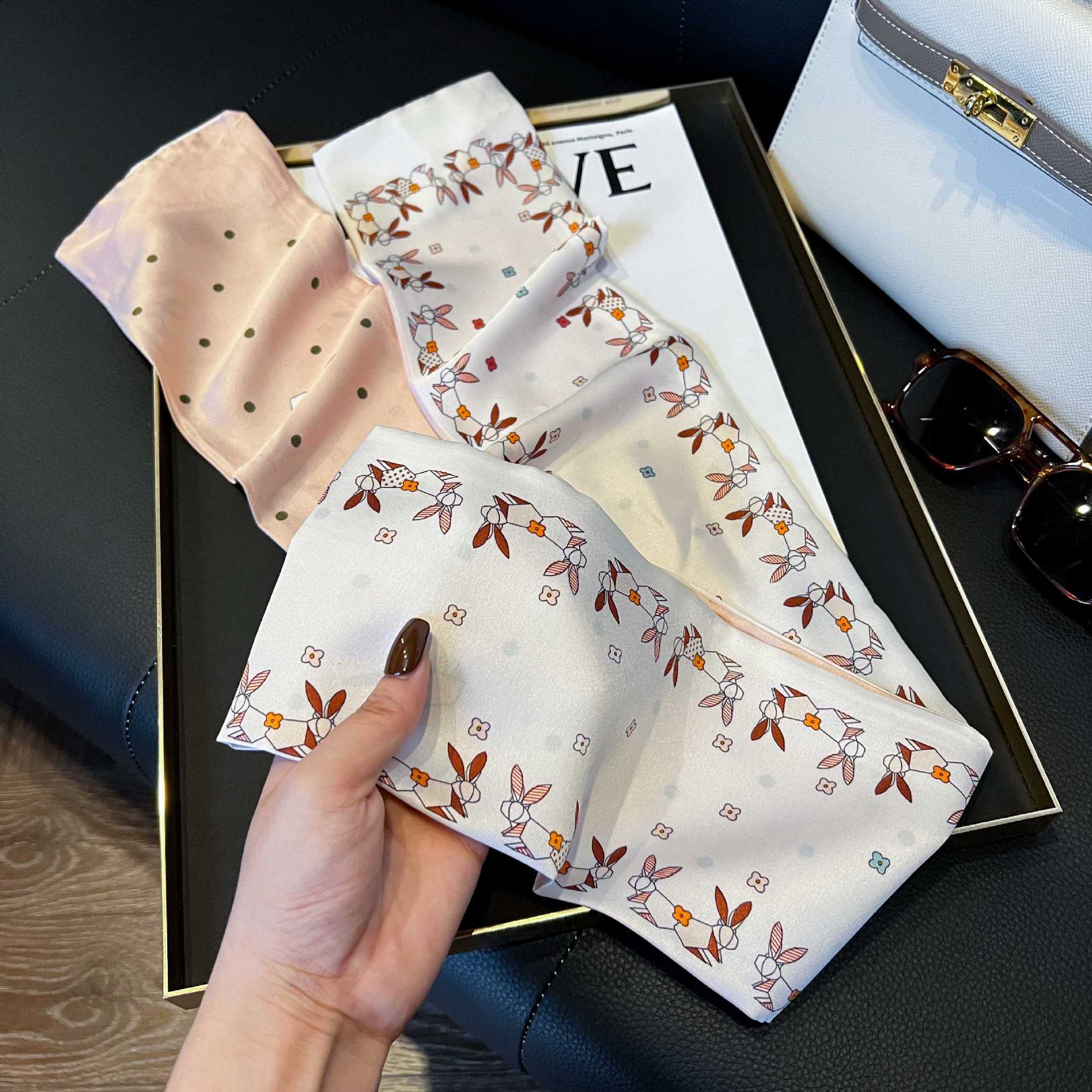 Nueva bufanda de seda pequeña banda larga estrecha para el cabello mujer estilo primavera y otoño moda madre bufanda estilo verano estilo fino serpentina bufanda al por mayor