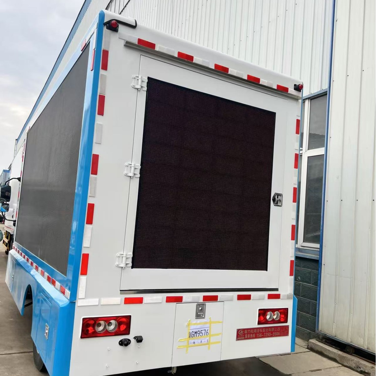 LED户外显示屏室外壁挂式全彩高清媒体宣传车led晶元电子大屏车