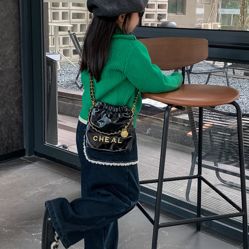 Bolsas de hombro de moda coreana para niños y niñas letras de aire extranjero bolsas de basura de color sólido rango 2025 nuevas bolsas de cadenas para niños