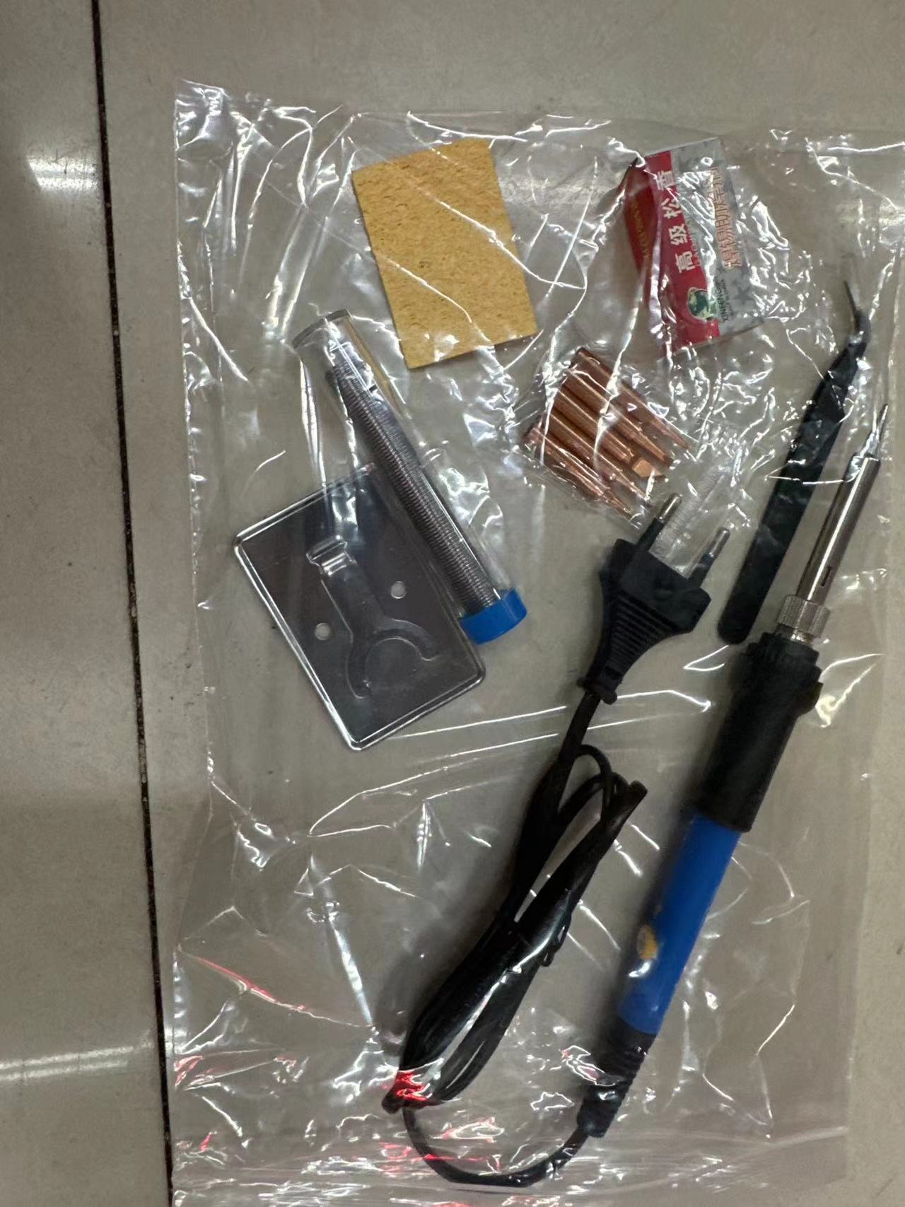 Juego de soldador eléctrico de temperatura constante Temperatura ajustable 60W Máquina de soldadura estándar europea/británica/estadounidense Soldadura de hierro eléctrico térmico interno