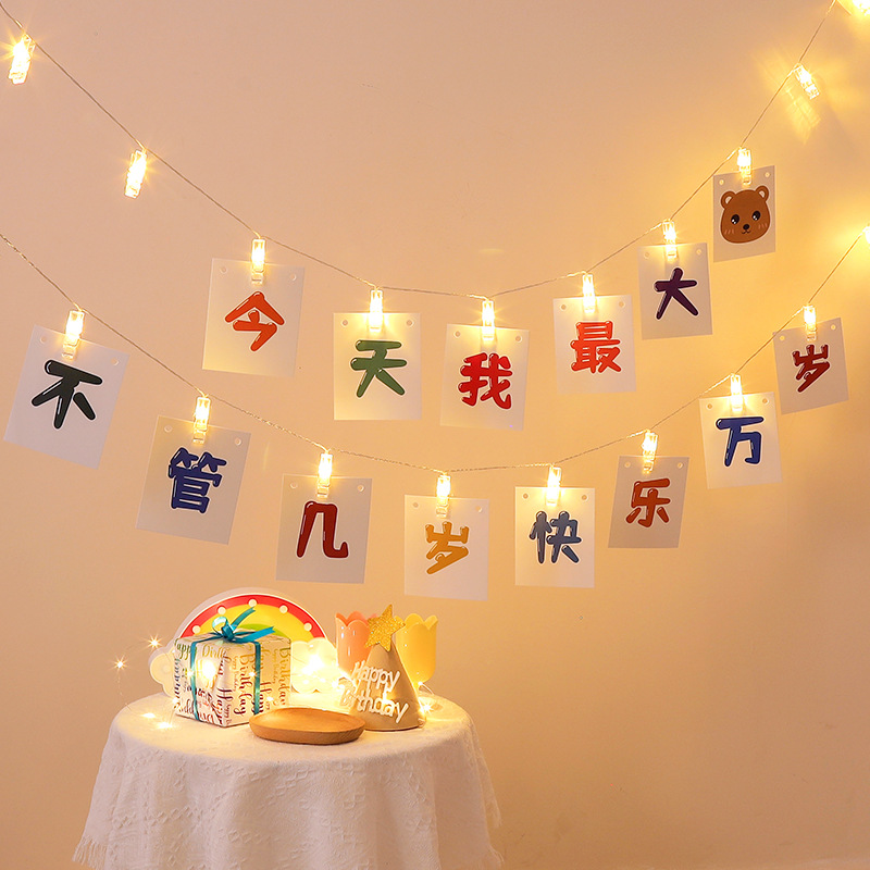 Dekorationen für den ersten Kindergeburtstag: Leuchtclips, Lichterketten, Hintergrundbanner, Überraschungsszene_voghion.com