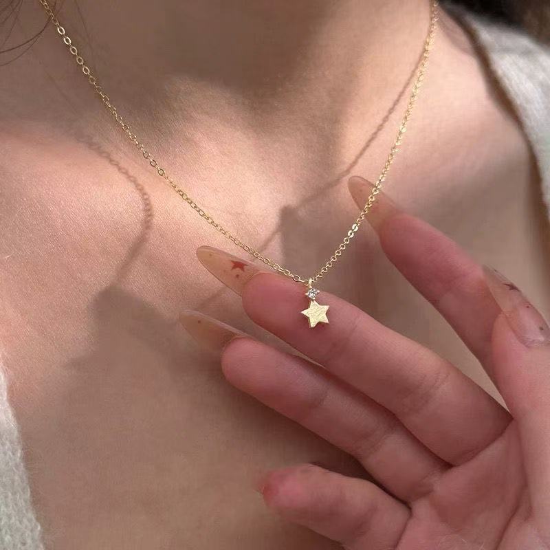 Silver star necklace for women, simple and versatile, with a unique design, clavicle chain
