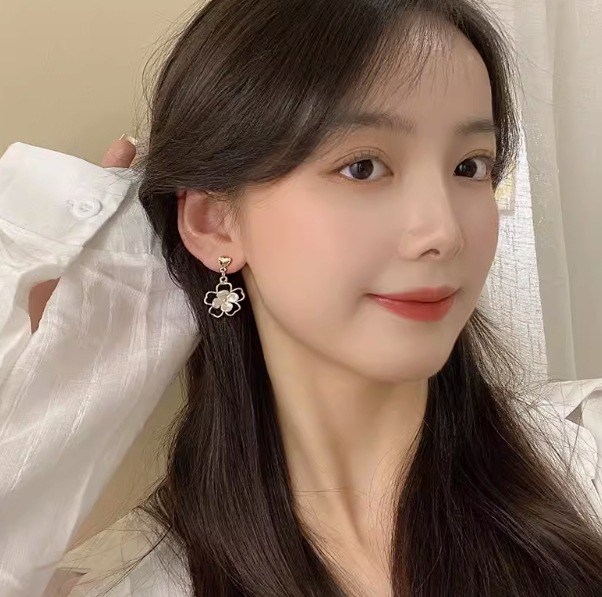 Mosquito bobina clip de oreja sin oreja de alto grado de luz pendientes de perlas de lujo pendientes retro de las mujeres pendientes de metal elegante