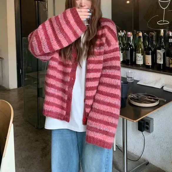 慵懒风复古红色条纹V领毛衣外套女冬季韩系软糯宽松针织开衫上衣