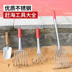 海を急ぐ道具の神器の熊手のセットの海辺の砂浜でアサリの貝殻を掘ってサザエを掘って小さいステンレスのアサリの熊手を装備します。