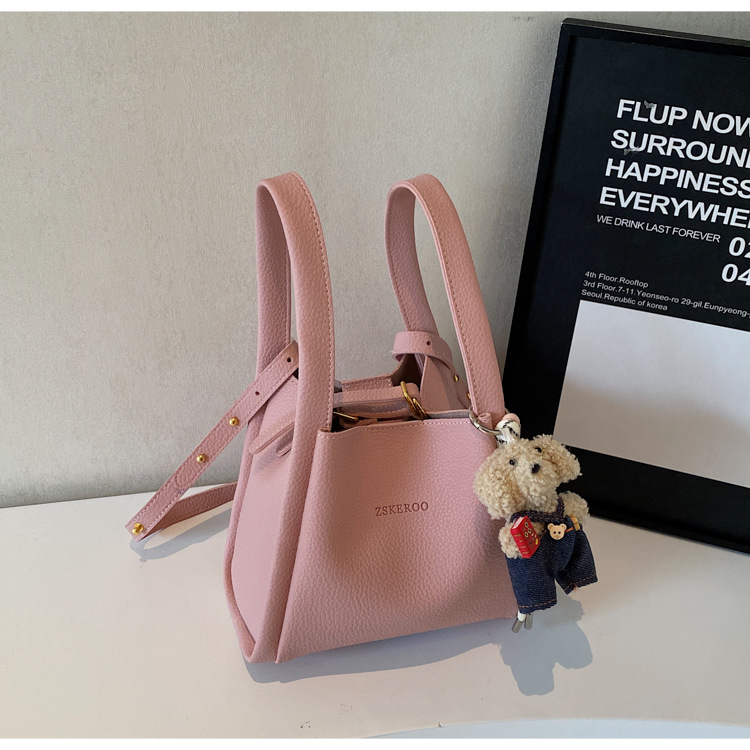 This year's popular bags for ladies are the 2025 new Korean-style simple and versatile crossbody bag and the retro commuting hand-held bucket bag undefined
