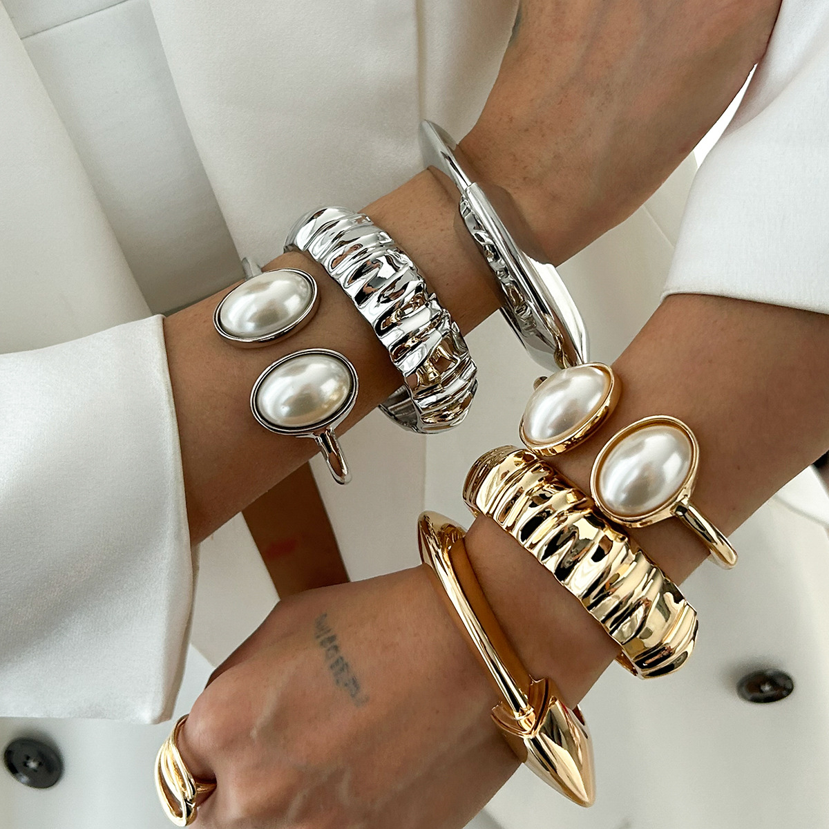 75g Weight Artificial Pearls Inlay Material Bangle Classification Alloy Chain Material Street Occasion Alloy Material Geometric Pattern Women's Gender Plating Design Retro, Exaggerated Style Retro Exaggerated Geometric Artificial Pearls Alloy Bangles Wholesale 无