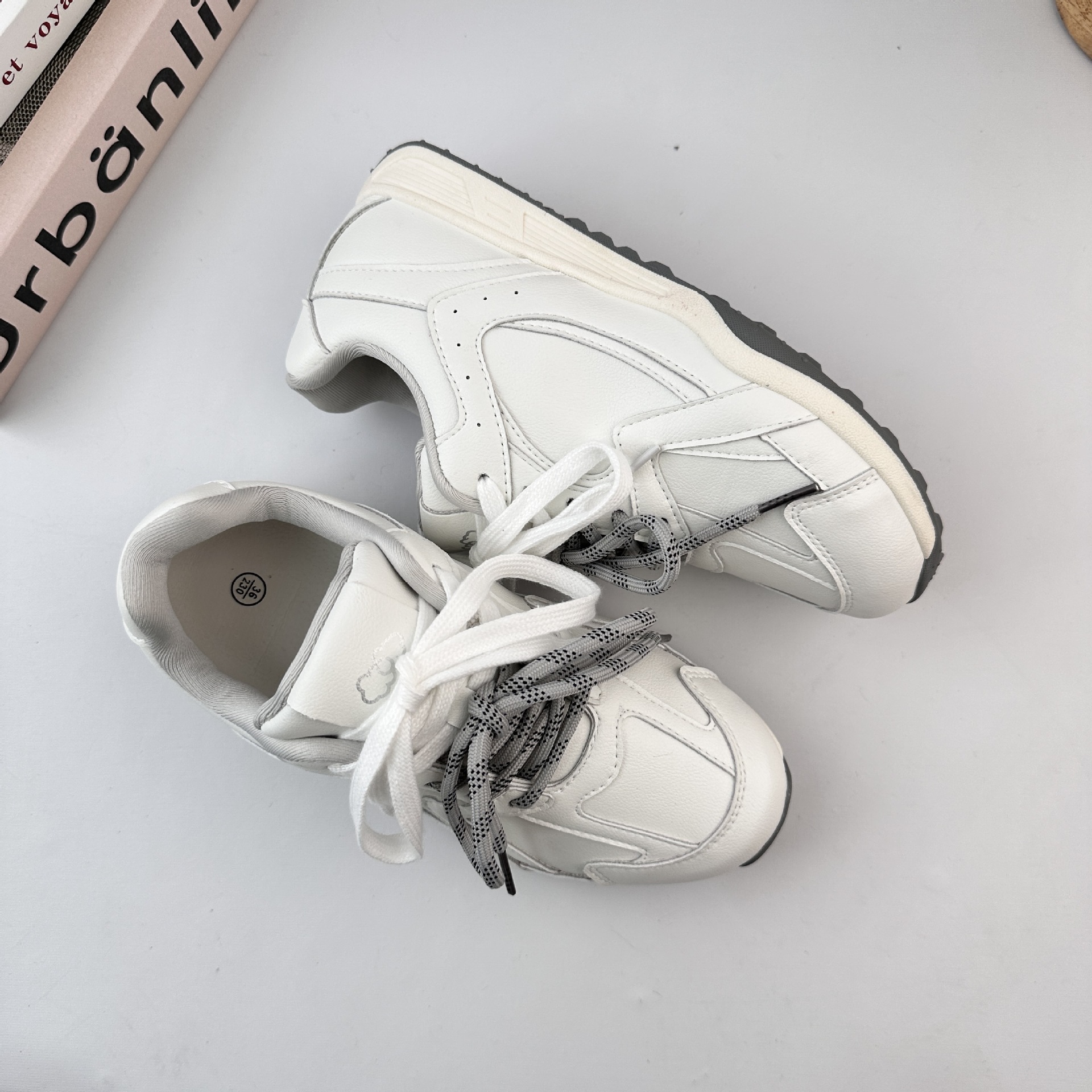 Yuanbo 2025 otoño nuevos estudiantes pequeños zapatos blancos universales de mujer coreana Agan De-Trainer zapatos de mujer Harajuku