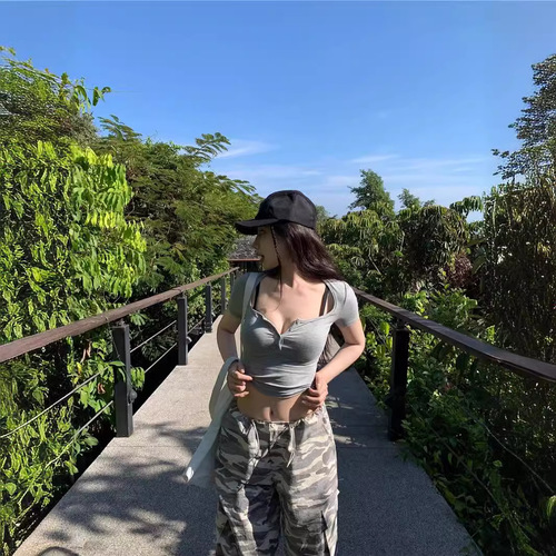 High-waist European and American slim-fitting tight-fitting sexy U-neck low-cut short-sleeved T-shirt for women to show large breasts top V-neck base shirt