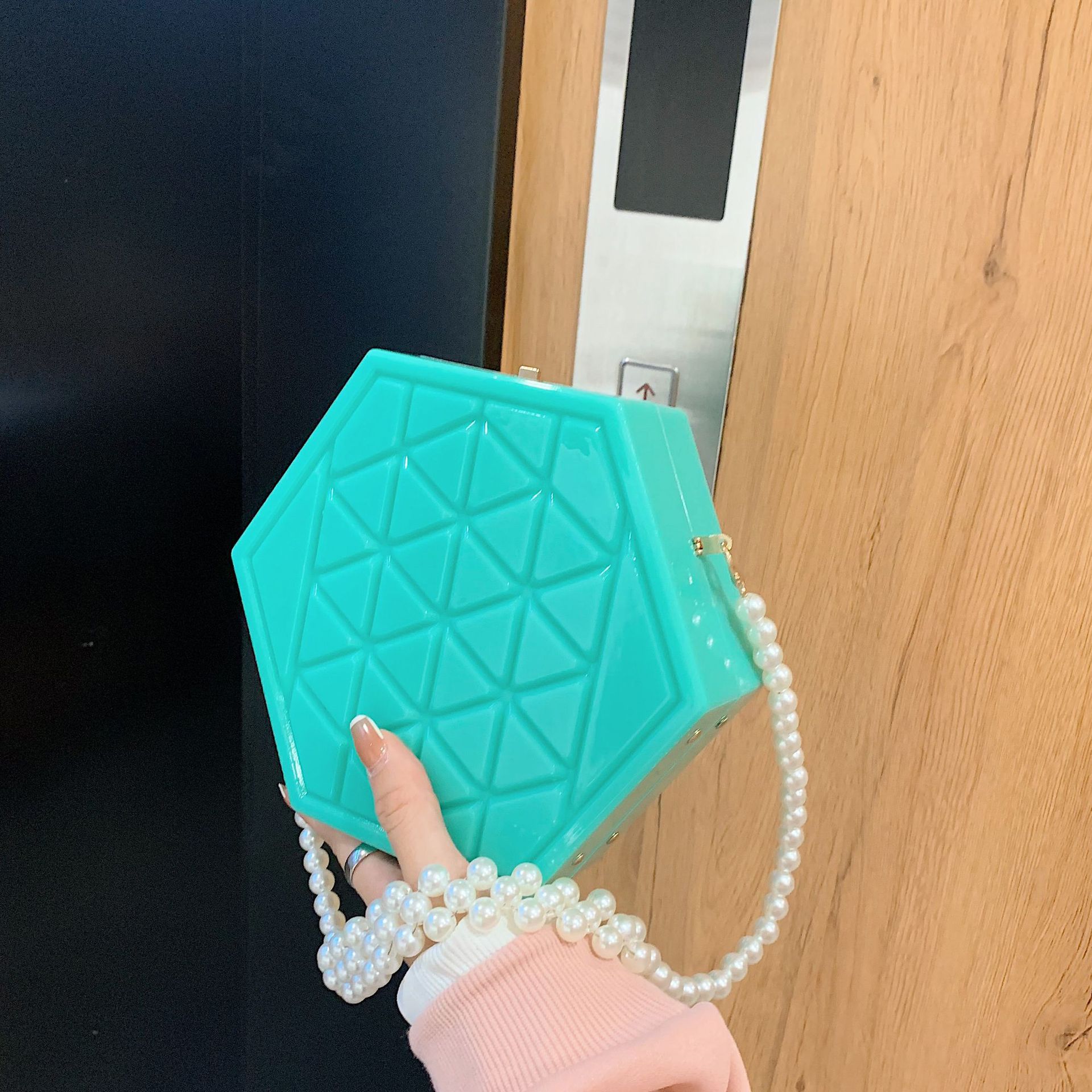 2021 Autumn And Winter New Internet Celebrity Acrylic Box Bag Women's Classic Style Rhombus Water Cube Personalized Crossbody Dinner display picture 8