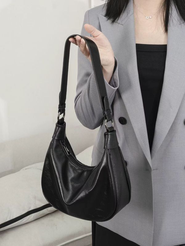 女性のためのニッチレトロ脇の下バッグ 2025 新しいファッションシングルショルダーソフトレザー通勤餃子バッグ女性のための多用途クロスボディバッグ|undefined