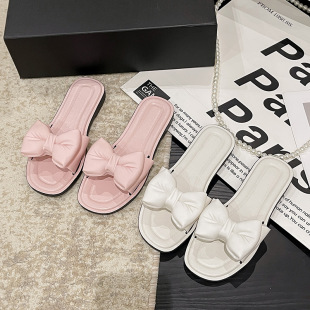 �羳�¿�����Y��ЬŮ�ļ��⴩�r�з���һ���ϳ���Ů�L����Ь���Q