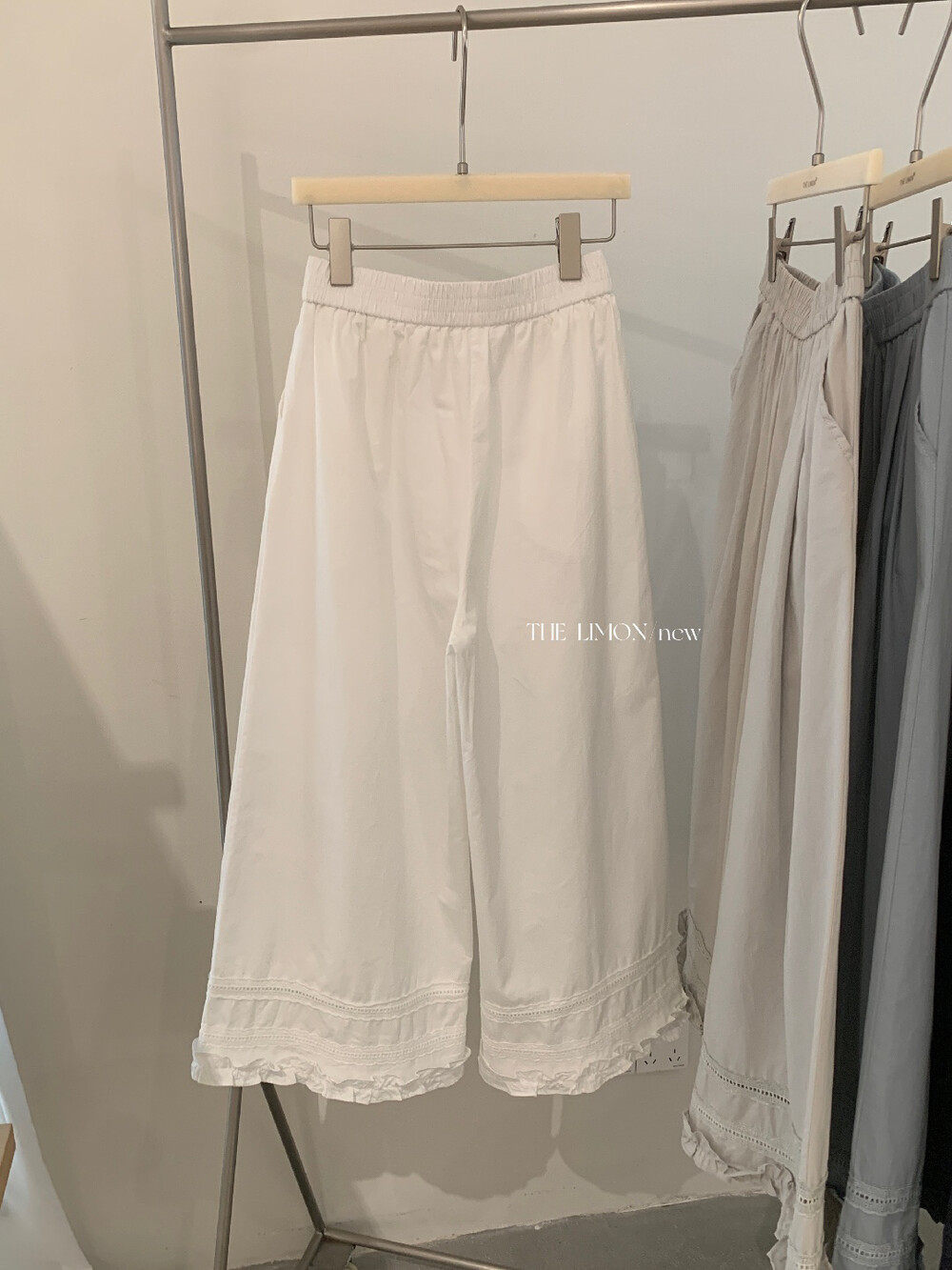 Quần culottes nữ ống rộng cạp cao chun, thiết kế viền ren bèo nhún, dáng suông 9 phân, phù hợp mùa xuân hè — màu đen, Xanh đen, Xanh da trờicolor, màu trắng chi tiết 13