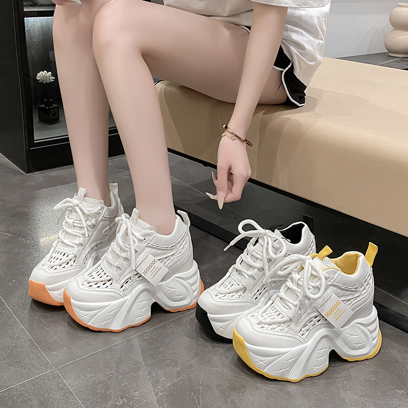 여성을 위한 내부 높이 증가 아빠 신발 2025 여름과 가을 새로운 캐주얼 플랫폼 다용도 두꺼운 밑창 작은 여성용 스포츠 흰색 신발