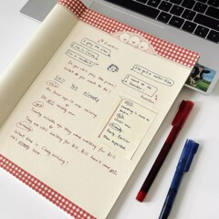 小紅の本の同項の乳の黄色の格子縞の熊は紙の本のb 5の両面をたたいて厚い高い顔の値の横線の学生のノートをたたきます