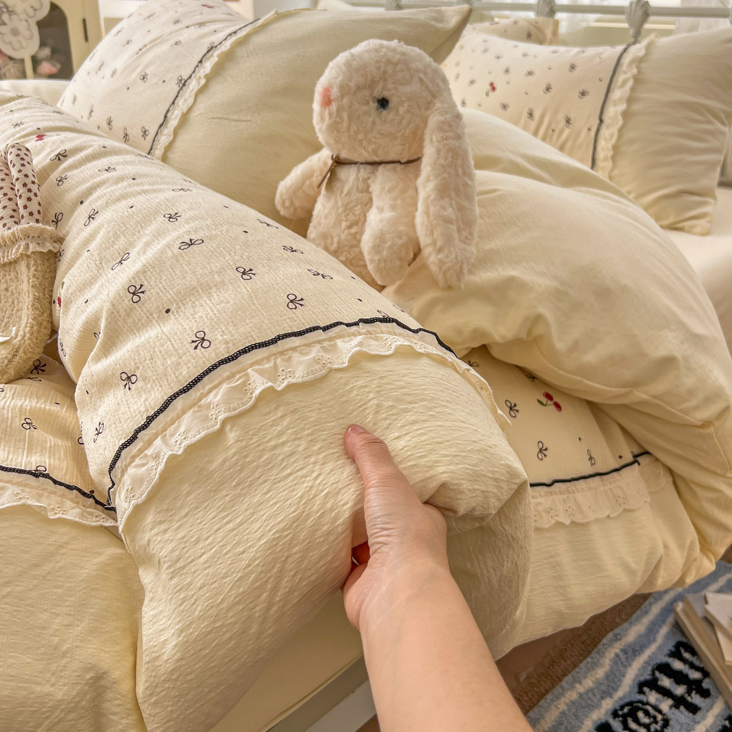 Dormir desnudo en la cama clase A tres capas de hilo cuatro piezas de algodón super suave sábanas de encaje cubierta cama dormitorio tres piezas
