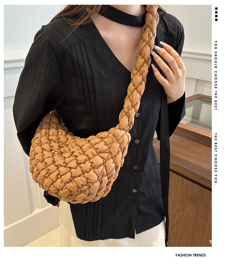 Large-capacity pleated cloud bag, new fashionable single-shoulder hand-held dumpling bag, solid-color simple crossbody bag, cross-border wholesale full figure