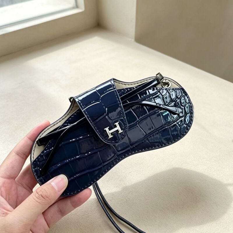Simple and elegant crocodile-patterned neck-hanging glasses case, universal storage for myopia glasses, portable and pressure-resistant sunglasses case Simple and elegant crocodile-patterned neck-hanging glasses case, universal storage for myopia glasses, portable and pressure-resistant sunglasses case