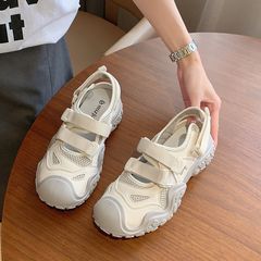 源メーカーの醜い萌え厚い底包頭ローマサンダル女性夏2025新型通気透かし運動のお父さんの靴