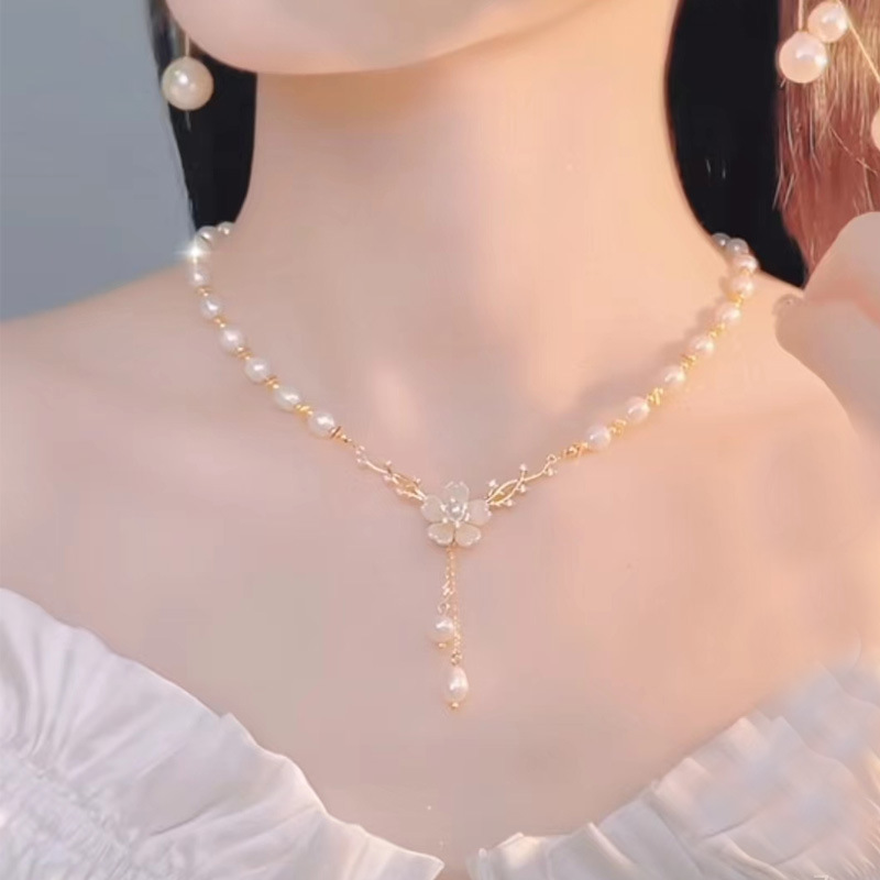 Collar largo elegante de perla de agua dulce con borla flor_voghion.com