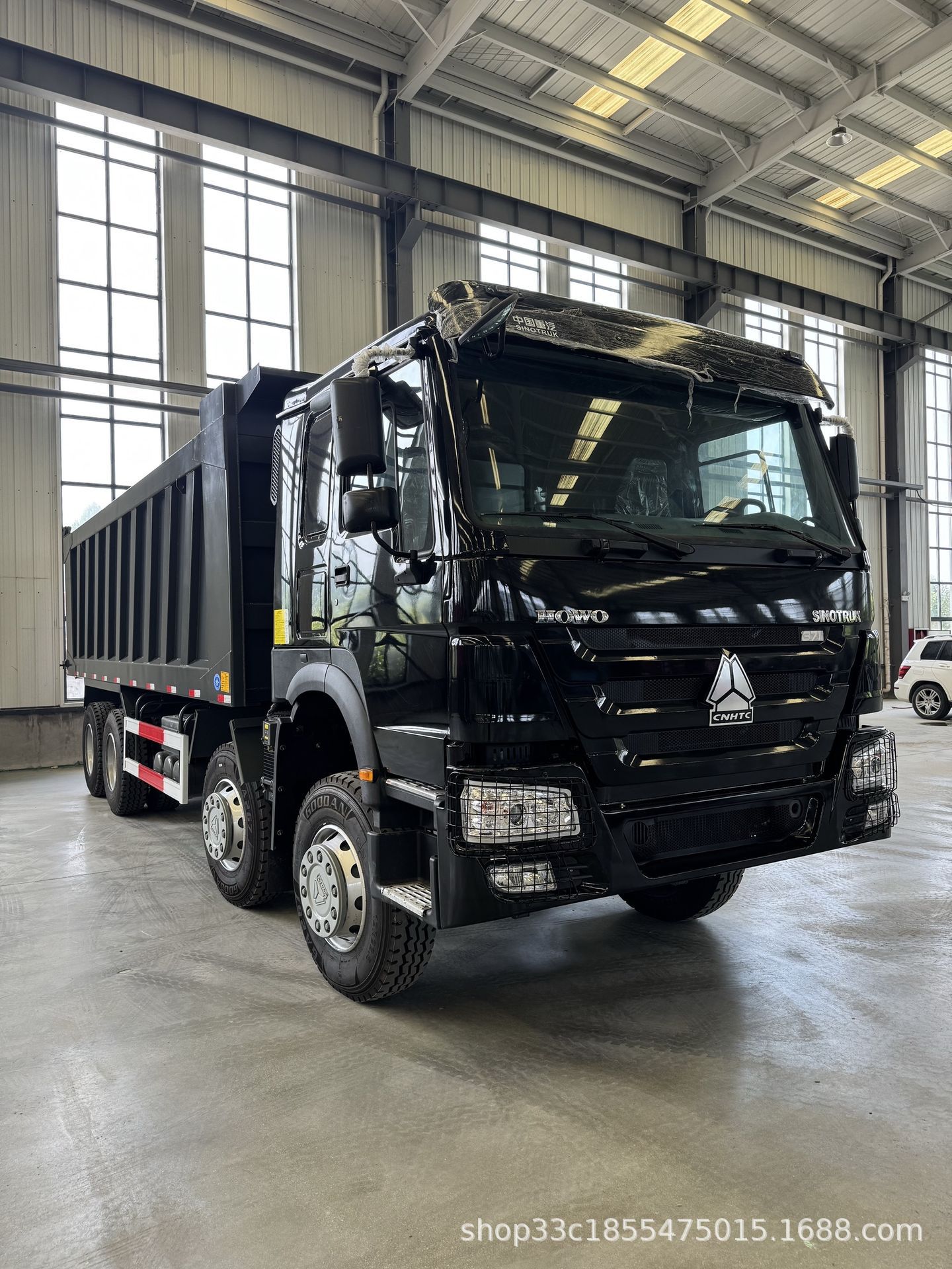 Export of used Sinotruk HOWO 8X4 dump trucks with national II emission standards for soil transport, direct supply from the manufacturer