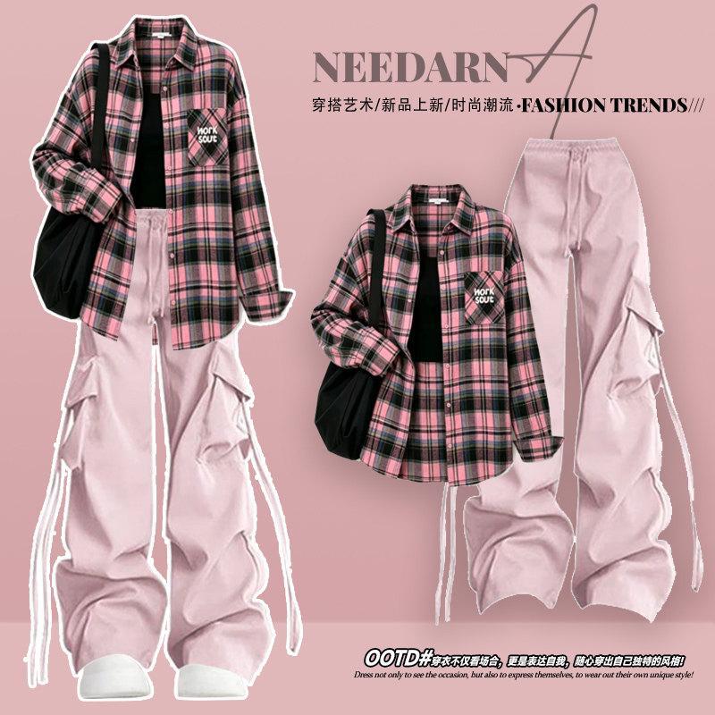 Early autumn chic and stylish petite outfit: a complete autumn set of dopamine pink cargo pants two-piece suit for women.