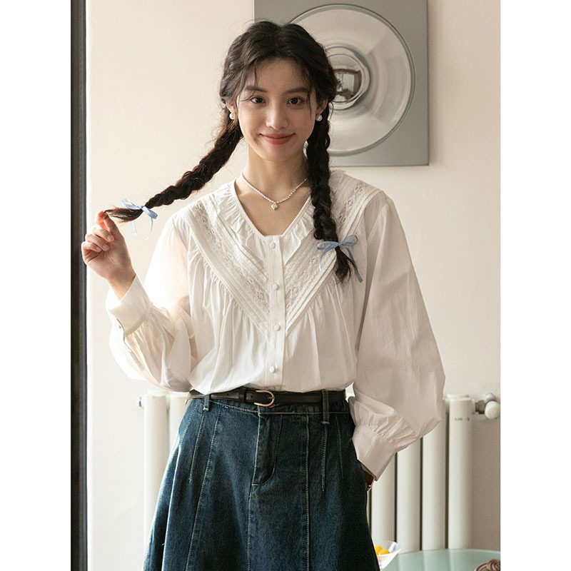 Real Shot of 2026 Spring French-Style Elegant and Fresh Artistic V-Neck White Long-Sleeve Shirt with Intricate Lace for Women