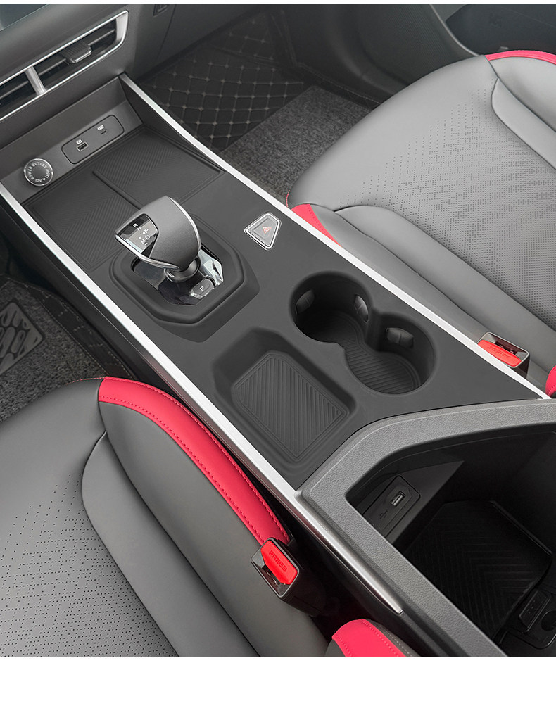Suitable for Chery Jetour Dasheng Center Console Silicone Protective Mat, Wireless Charging Interior Gear Shift Anti-Slip Mat Modification Accessories