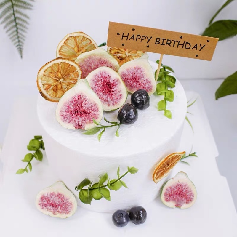 小さな新鮮な誕生日ケーキのデコレーション、乾燥グレープフルーツスライス、ドライイチジク、ドライグレープフルーツオレンジスライス、レモンスライス、ドライティー|undefined