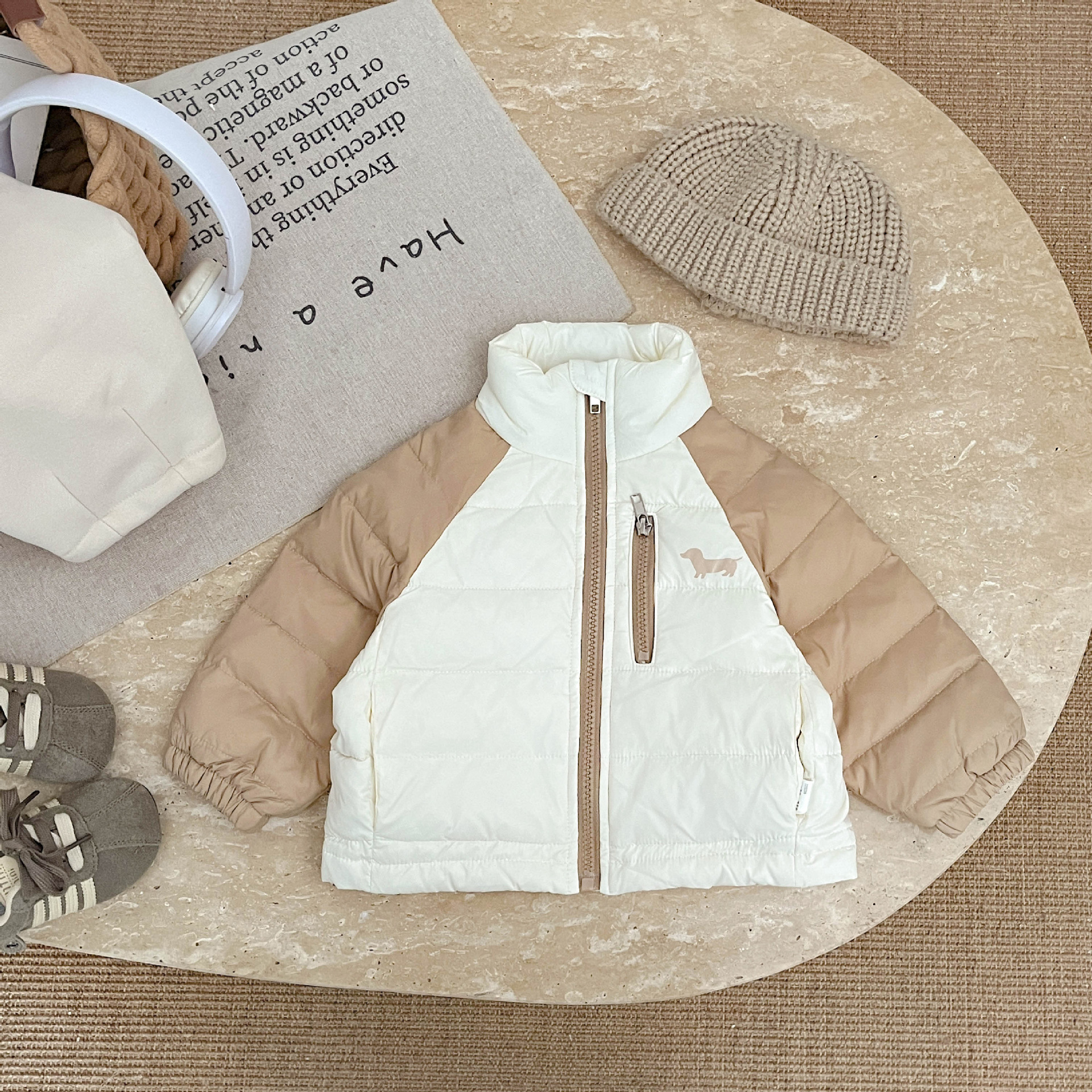 Invierno de bebé chaqueta de plumón 2025, nuevo estilo de bebé color blanco chaqueta de chaqueta de invierno, ropa caliente ligera para niños