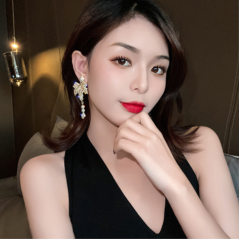 Aguja de plata Moda europea y americana Pendientes de hoja de diamante con microincrustaciones Pendientes de borla exagerada Pendientes de sentido avanzado de temperamento largo Mujeres