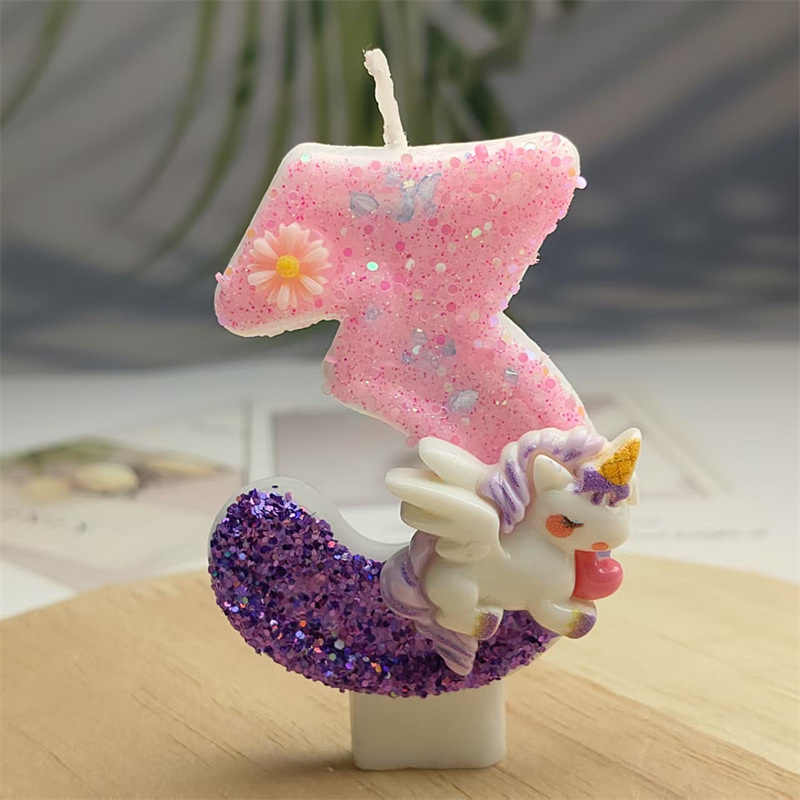クリエイティブなデザインのかわいい漫画のユニコーンの誕生日キャンドルケーキの雰囲気の誕生日の装飾キャンドルの色が鮮やかです|undefined