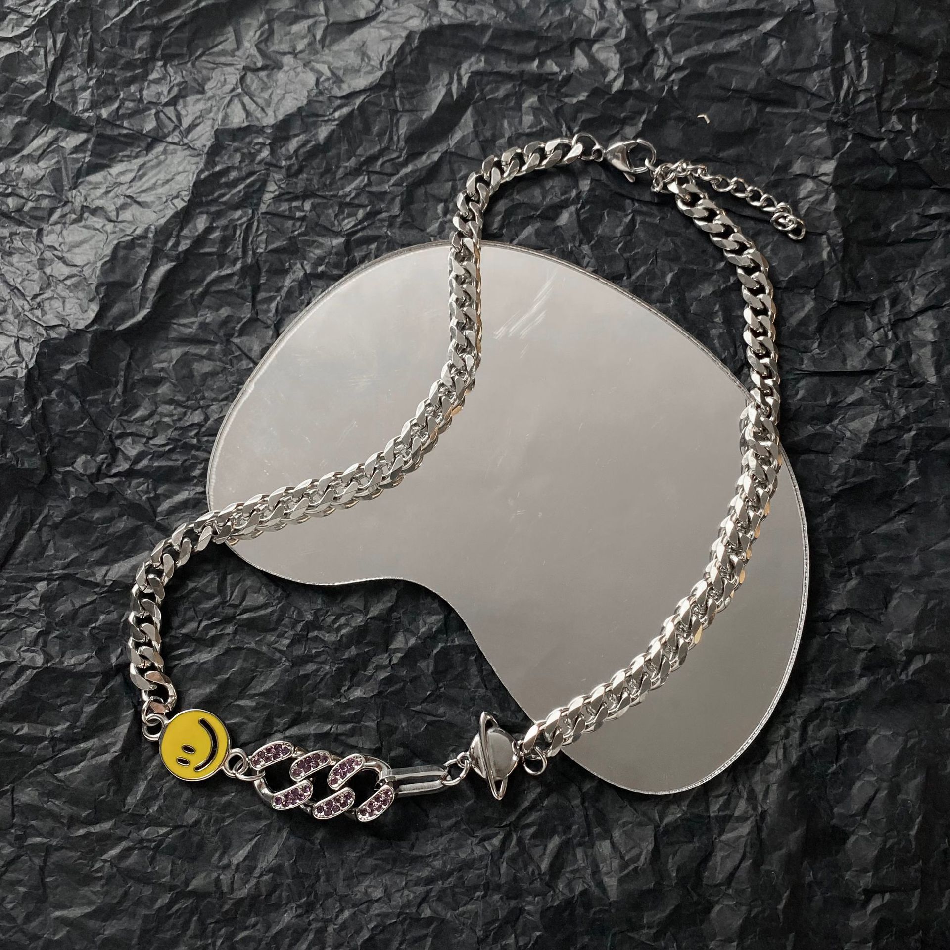 Unieke en veelzijdige unisex ketting met smileygezicht en planeetmotief, bezet met diamanten, gemaakt van titaniumstaal, in Cubaanse stijl._voghion.com