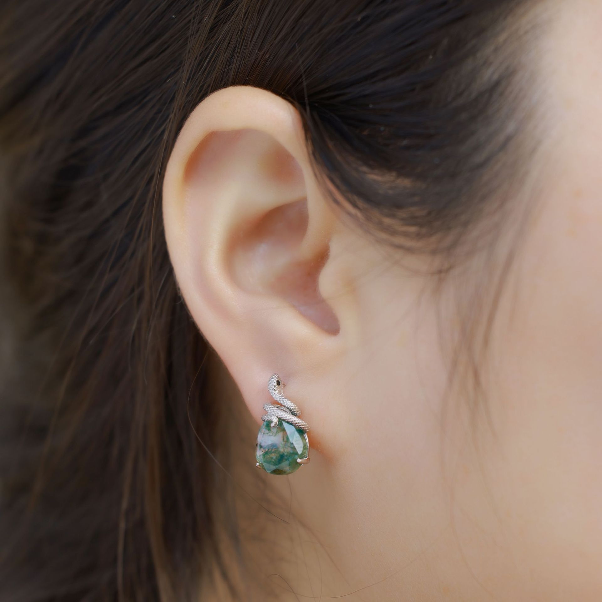 Nueva personalidad transfronteriza europea y americana Pendientes de piedra de musgo verde natural S925 Pendientes de ágata con incrustaciones de plata, todo fósforo