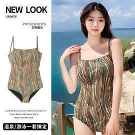 泳衣女2025连体比基尼复古条纹遮肉显瘦性感小胸聚拢温泉度假泳装