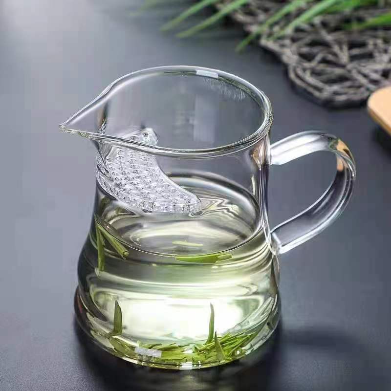 Thickened borosilicate glass tea set with heat-resistant office green tea brewing cup, integrated with a filter, crescent-shaped public cups