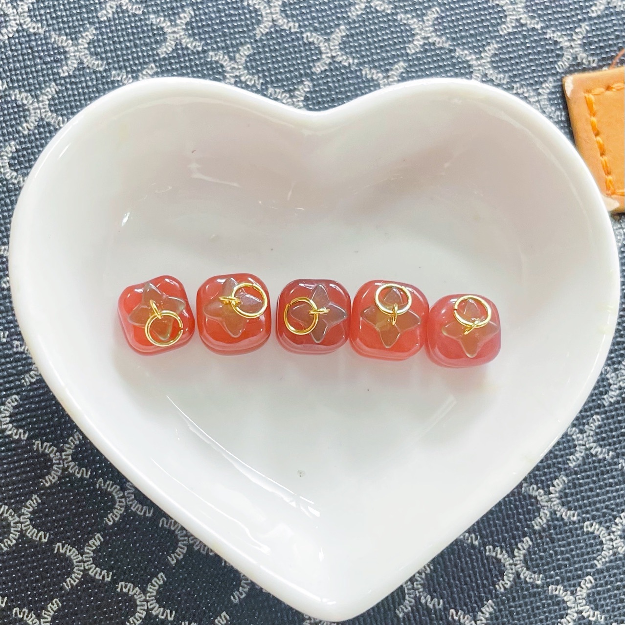 (2개) 아프리카 남부 붉은 마노 감 펜던트 작은 방울 DIY 과일 펜던트 액세서리 녹색 칼 케돈 마노 잎
