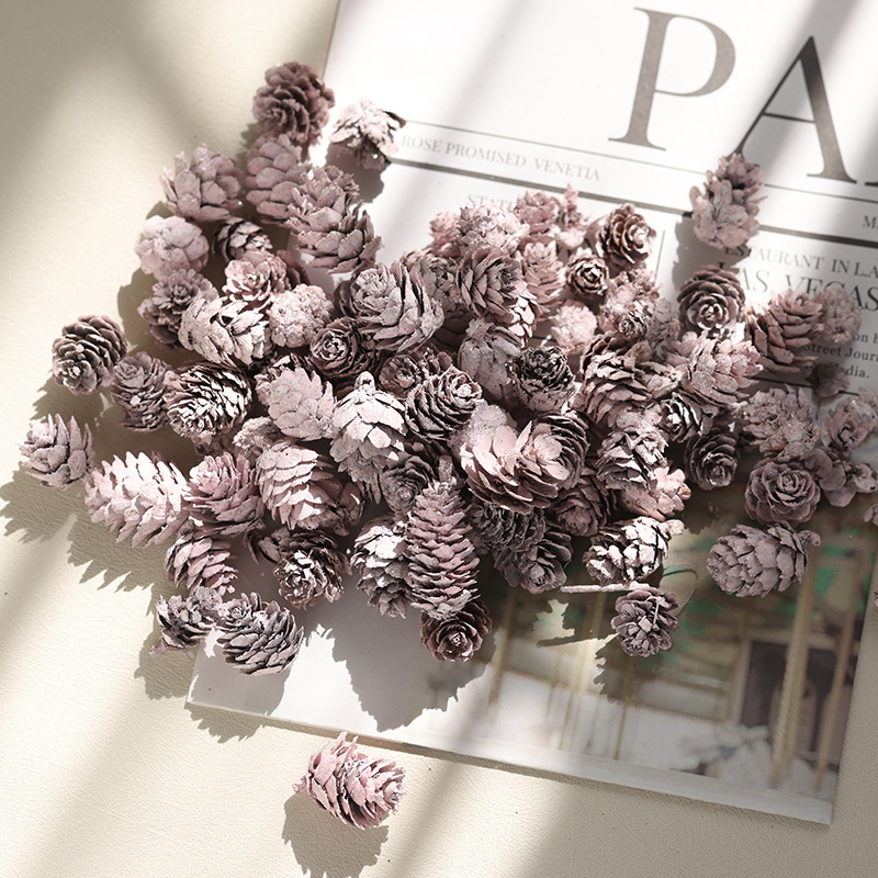 Buscando madera cruzando decoraciones navideñas colgantes de pino natural salvaje guirnaldas de pino material DIY camino de disparo de Navidad